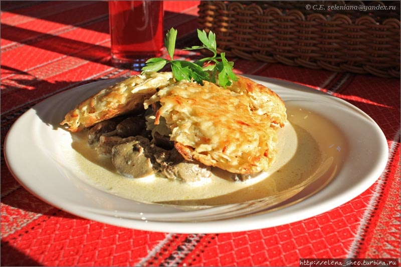 9. Вторым блюдом первого ужина было вот это: куриные потрошки с оладушками из сельдерея. Оладушками их любовно назвал официант, принимавший мой заказ. Они оказались очень вкусными, прямо на удивление. От сельдерея я такого не ожидала. Ну а потрошки — это потрошки и есть.