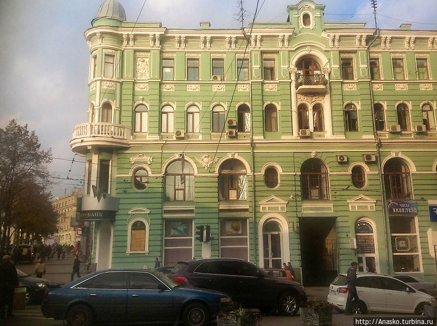 На углу Московского проспекта и площади Конституции выделяется четырехэтажный дом с эркером и башенкой. Построенный в 1849 году, он был одним из первых многоэтажных зданий города.
Это Братский дом Успенского собора.