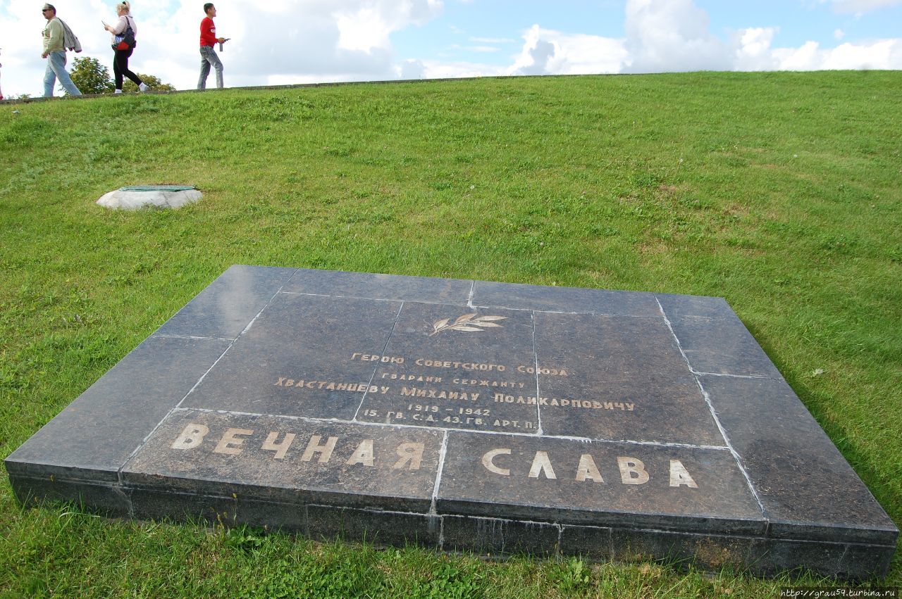 Могила неизвестного солдата на мамаевом кургане. Мемориальная плита ханпаши нурадилова в волгограде. Мемориальная плита. Мемориальная плита малахова кургана. Мемориальная плита клипарт.