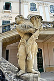 Одна из скульптур, украшающих парадную лестницу