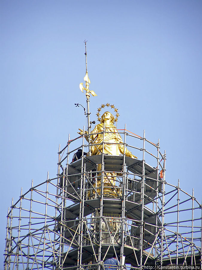 104-метровый шпиль с четырёхметровой статуей Мадонны из позолоченной бронзы. Имеется декрет, что ни одно здание в центре Милана не должно заслонять собой покровительницу города.