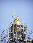 104-метровый шпиль с четырёхметровой статуей Мадонны из позолоченной бронзы. Имеется декрет, что ни одно здание в центре Милана не должно заслонять собой покровительницу города.