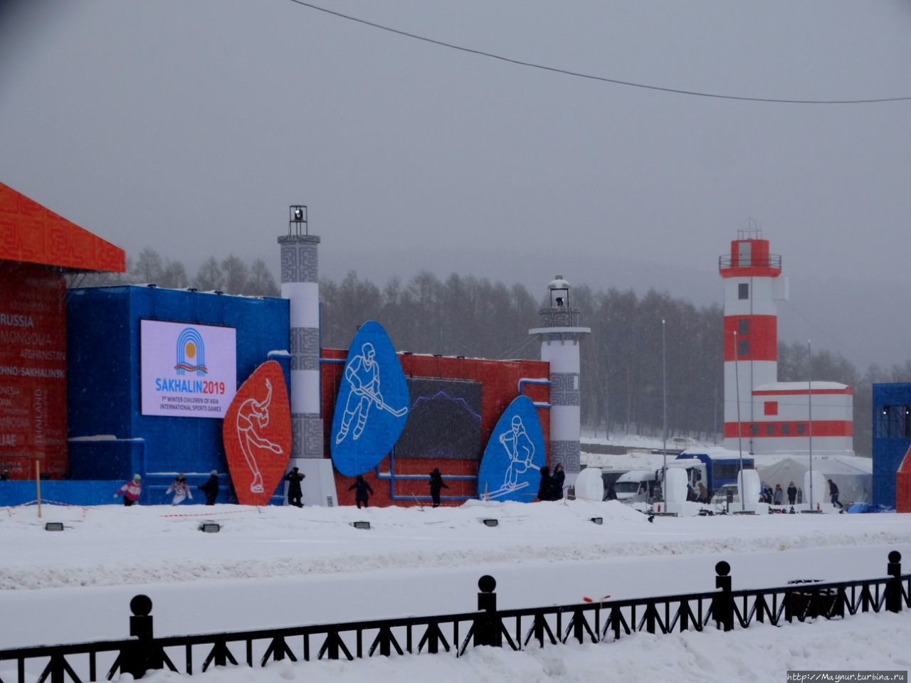 Главным украшением стадиона являются макеты сахалинских маяков. Южно-Сахалинск, Россия