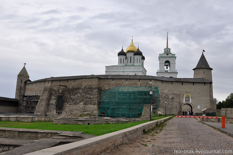 Так вот, начало строительства Псковского Кремля или Крома датируется тринадцатым веком. Так как в это время Псков был окраиной русских земель, то и возникла необходимость в постройке неприступной крепости.