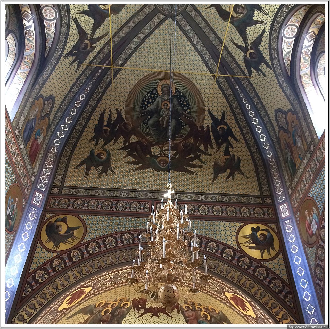 На момент нашего посещения Свято-Троицкого монастыря (2018 год) в основном объёме храма роспись уже частично была восстановлена.