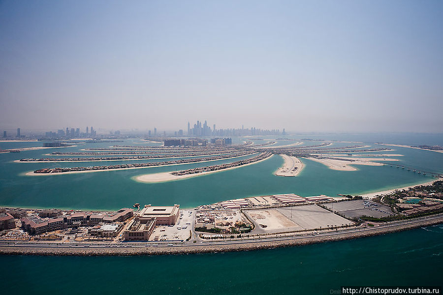 Через пару лет после открытия Бурдж аль-Араб, в 2001 году, началось грандиозное по своим масштабам строительство искусственного острова, представляющего из себя пальму. Дубай, ОАЭ