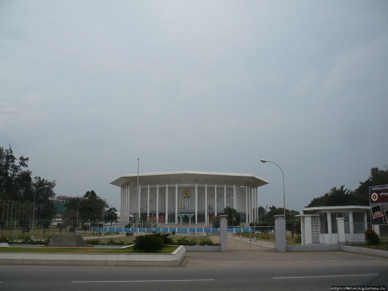 Мемориальный конференц-зал им. Бандаранаике / Bandaranaike memorial conference hall