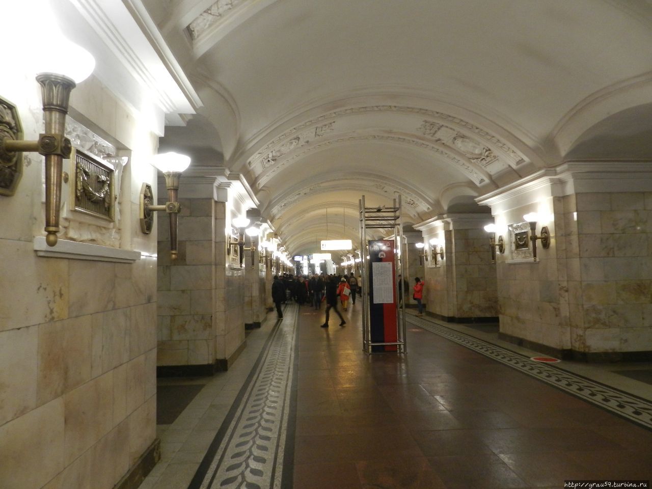 Метро октябрьская москва фото. Станция октябрьская кольцевой линии. Станция октябрьская кольцевой линии. Метро октябрьская москва фото. Музей на метро октябрьская.