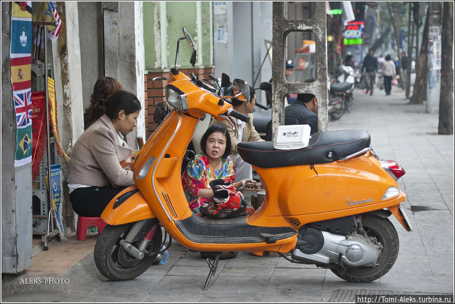 Как и во многих других азиатских городах, ханойцы очень любят сидеть по обочинам дорог. И радует, что в Ханое есть тротуары. Хотя часто они загромождены чем угодно. Ханой, Вьетнам