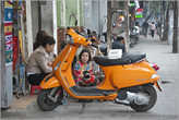 Как и во многих других азиатских городах, ханойцы очень любят сидеть по обочинам дорог. И радует, что в Ханое есть тротуары. Хотя часто они загромождены чем угодно.