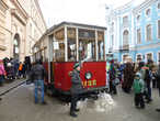 Лишь с декабря 1941 г по 15 апреля 1942 г было прервано движение ленинградского трамвая. До постройки в 1955 г первой линии метро трамвай был основным видом транспорта в нашем городе.