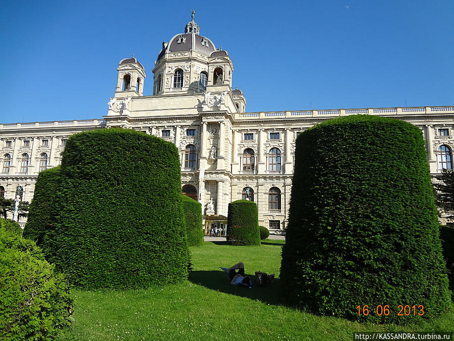 Тенистые лужайки на площади  Марии Терезии Вена, Австрия