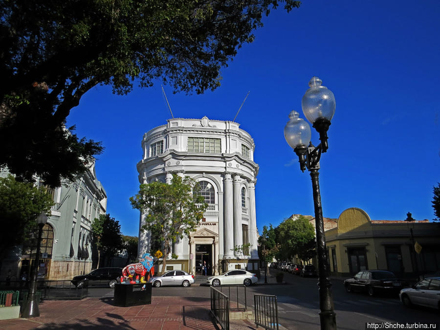 с восточной стороны площадь окружают здания банков и деловых офисов  — с конца 19 века Понсе — деловой и финансовый центр Пуэрто Рико Понсе, Пуэрто-Рико
