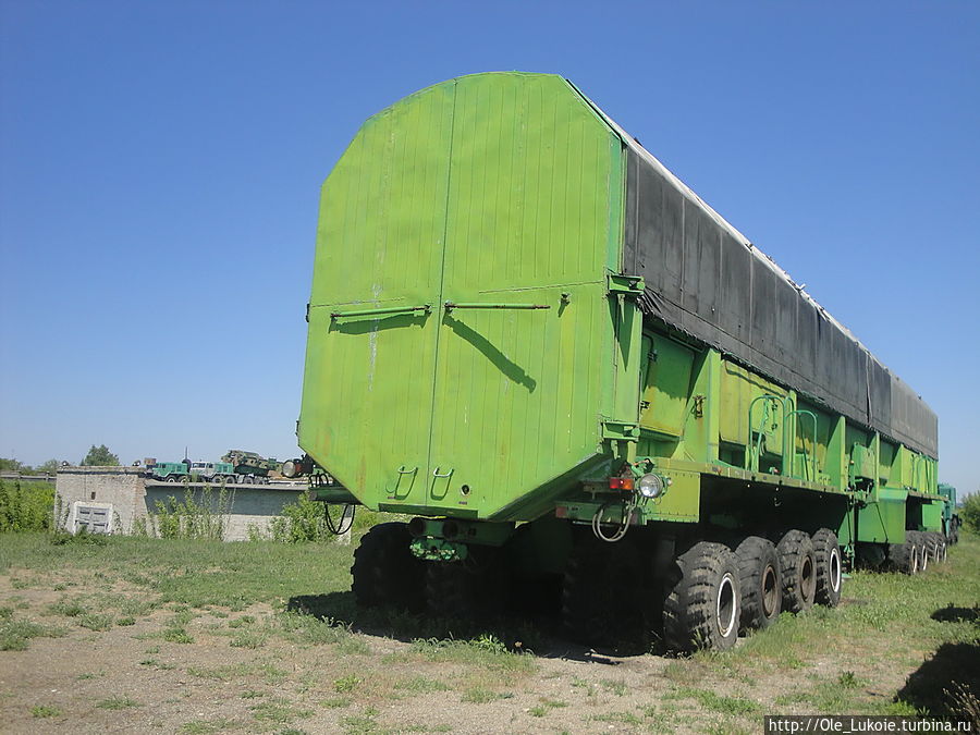 Этот транспорт был предназначен и для транспортировки ракет, и для доставки топлива для ракет. Первомайск, Украина