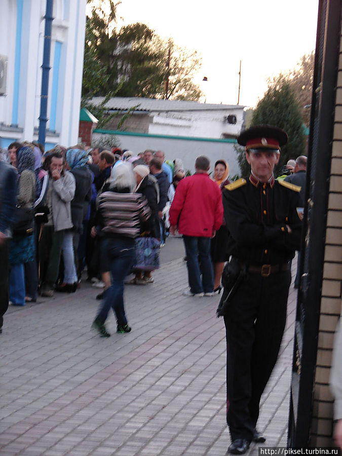 Казачий наряд охраняет порядок на территории храма Святогорск, Украина
