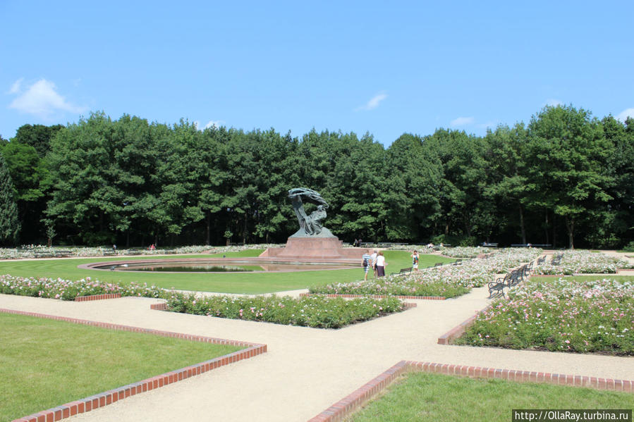 Памятник Фредерику Шопену под мазовецкой ивой- один из самых узнаваемых символов Варшавы. Вокруг аллеи с розами.