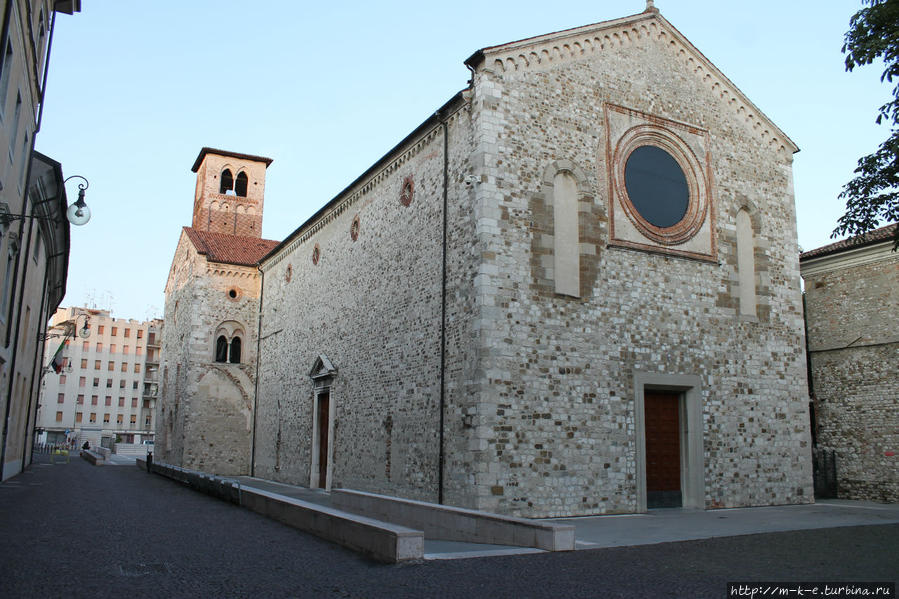 Небольшой исторический центр и такая же прогулка Удине, Италия