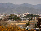 Горы на заднем плане — намного более известная среди туристов восточная окраина, Хигасияма.