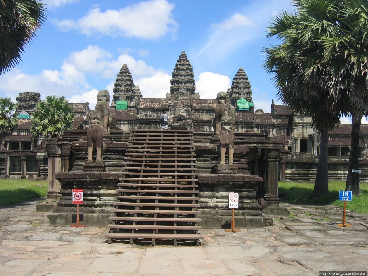 Ангкор Ват. Львы у лестницы, ведущей на крестообразную террасу перед третьим храмовым сооружением Ангкор (столица государства кхмеров), Камбоджа