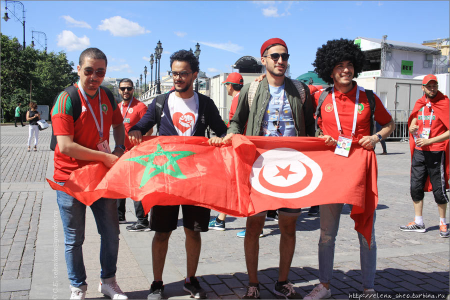12. Флаги Марокко и Туниса объединены руками болельщиков. Сразу видно, что болельщики этих стран дружны, да и сами страны, судя по всему, тоже. Москва, Россия