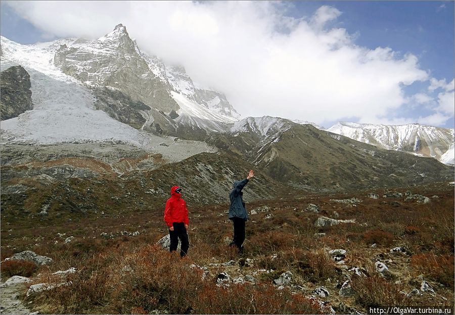 Мы минут 20  оставались в долине, рассматривая ледник. Но солнце неумолимо катилось на запад. Пора было возвращаться. 