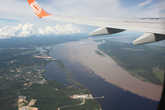 вид из окна самолета на свадьбу рек на Амазонке