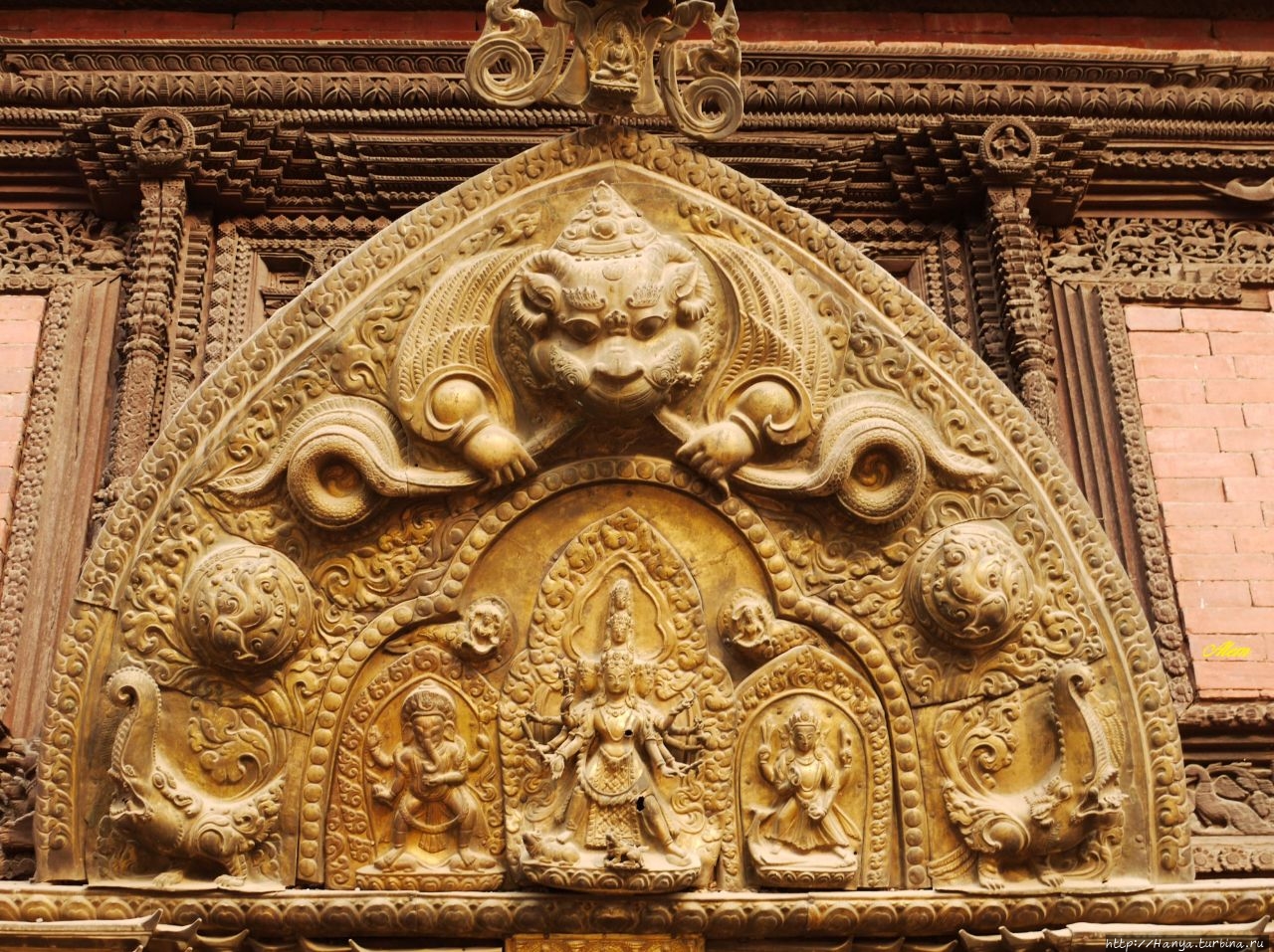 Торана Музея Патана с богиней Таледжу в центре, Шивой спрва и Ганешей слева Патан (Лалитпур), Непал