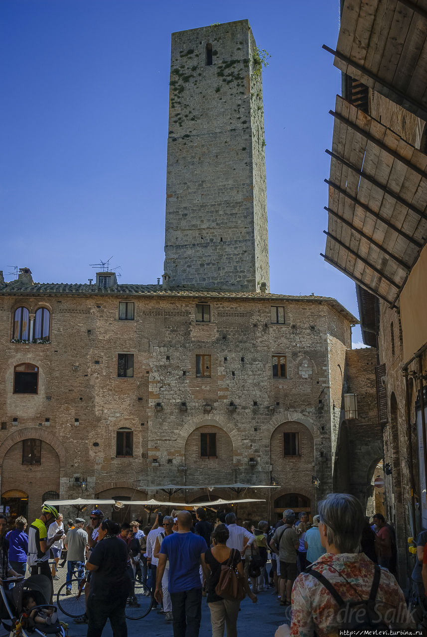 Город San Gimignano над долиной местного Кьянти Сан-Джиминьяно, Италия