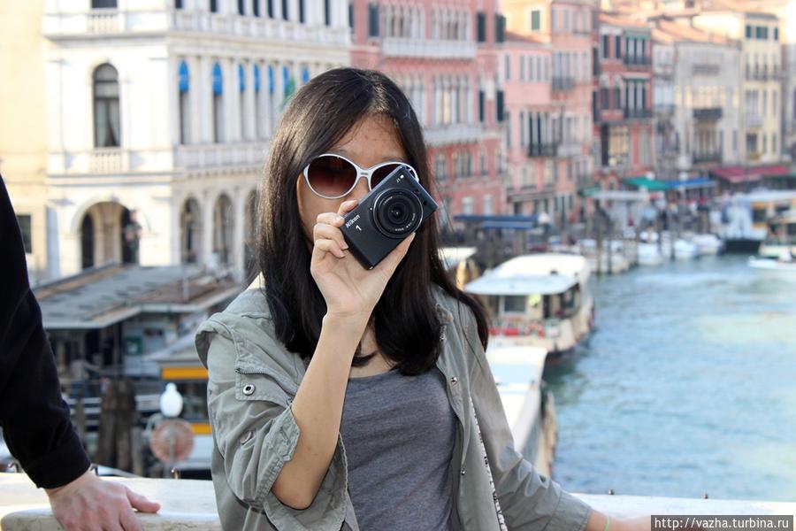 Девушка на мосту Риальто. Венеция, Италия