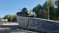 Танк Т-34-85, за номером  613, по прежнему на своем месте, здесь он с 1968 года. В боях не участвовал, и был привезен сюда с Урала. Кстати у него нет двигателя и в Кирове их во время войны 1941-45 гг не производили. Машиностроительный завод 1 мая выпускал Катюшу танк Т-76, и САУ-76