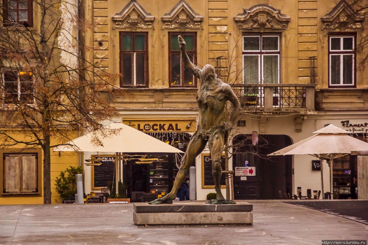 На мостах расположились достаточно интересные и разнонаправленные скульптуры Любляна, Словения