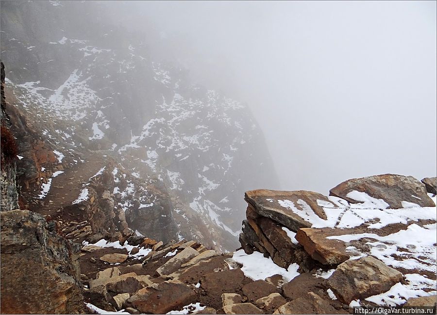 А впереди — не легче: сплошной туман делает почти невидимой извивающуюся лентой тропу Госайкунд, Непал