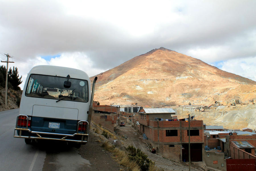 Туристической автобус направляется к шахтам, остановка с видами на гору и на город