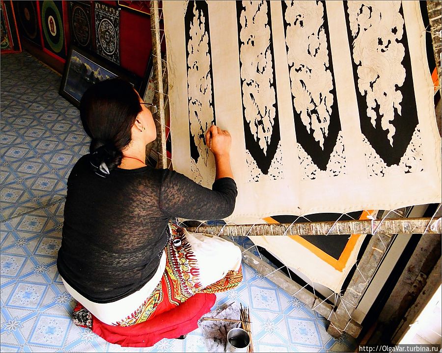 Заглянула я и в мастерские художников Покхара, Непал