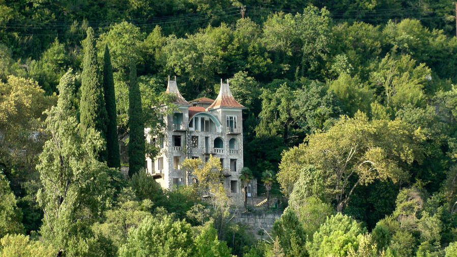 Замок принца Петра Ольденбургского, основателя курорта Гагра, Абхазия