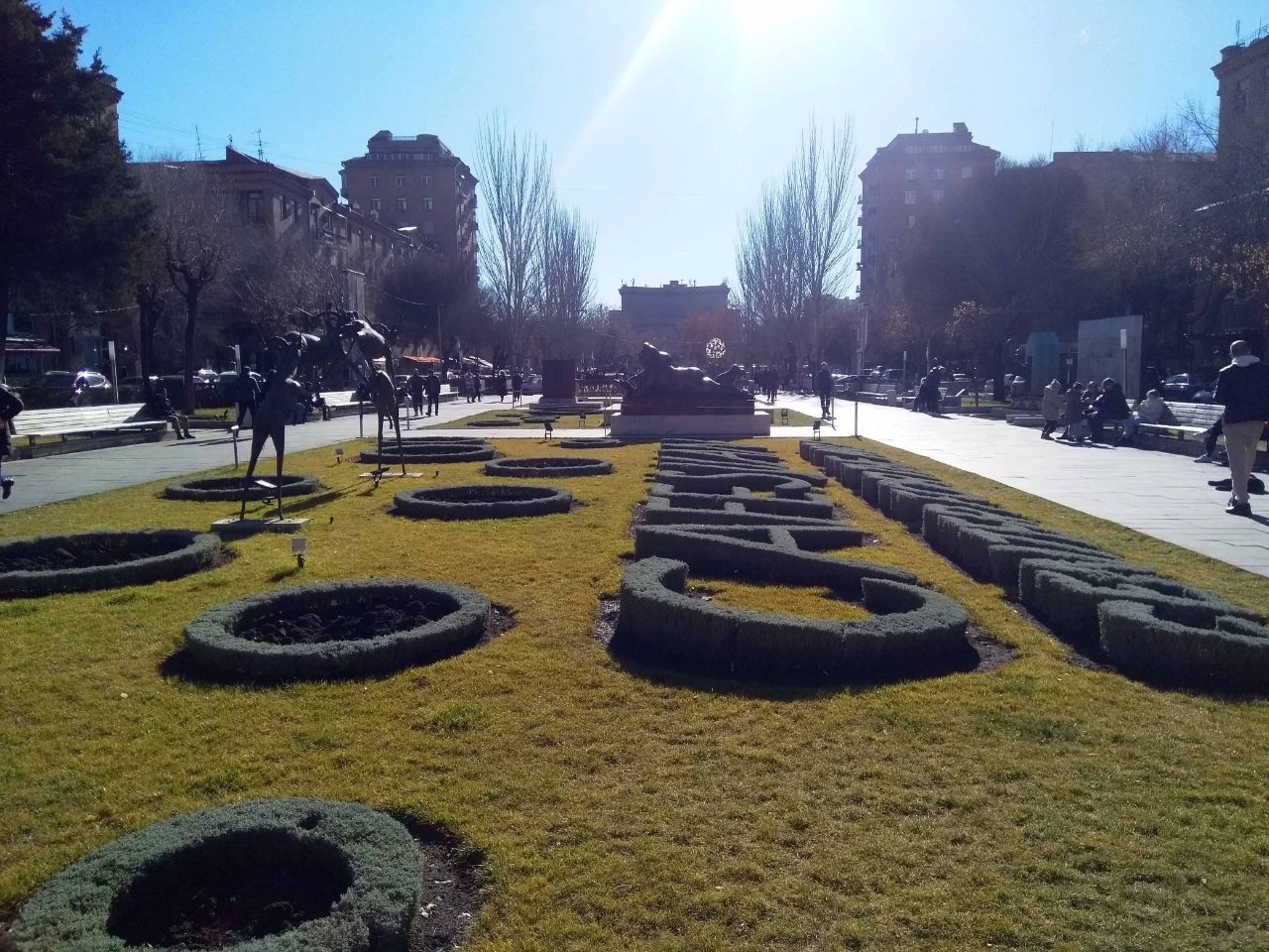 Рождество в Ереване. Памятник Таманяну