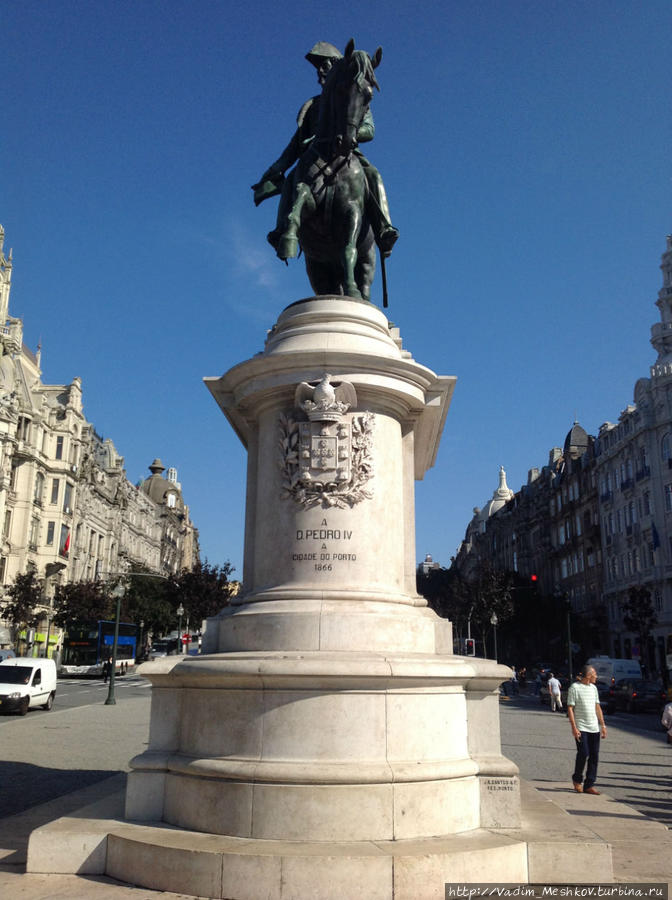 Статуя Дона Педру IV в центре площади Свободы. Порту, Португалия
