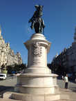 Статуя Дона Педру IV в центре площади Свободы.