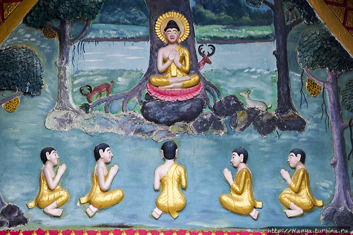 Тимпан Сима Монастыря Открытого Сердца Ват Ахам. Фронтон здания Сима, отражающий сцену обучения Буддой учеников. Фото из интернета