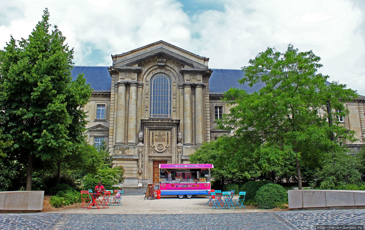 Это Дворец правосудия (Tribunal de Grande Instance de Reims), а не сувенирный магазин))) Но он там рядом, потому его фото уместно в этой части рассказа. Реймс, Франция