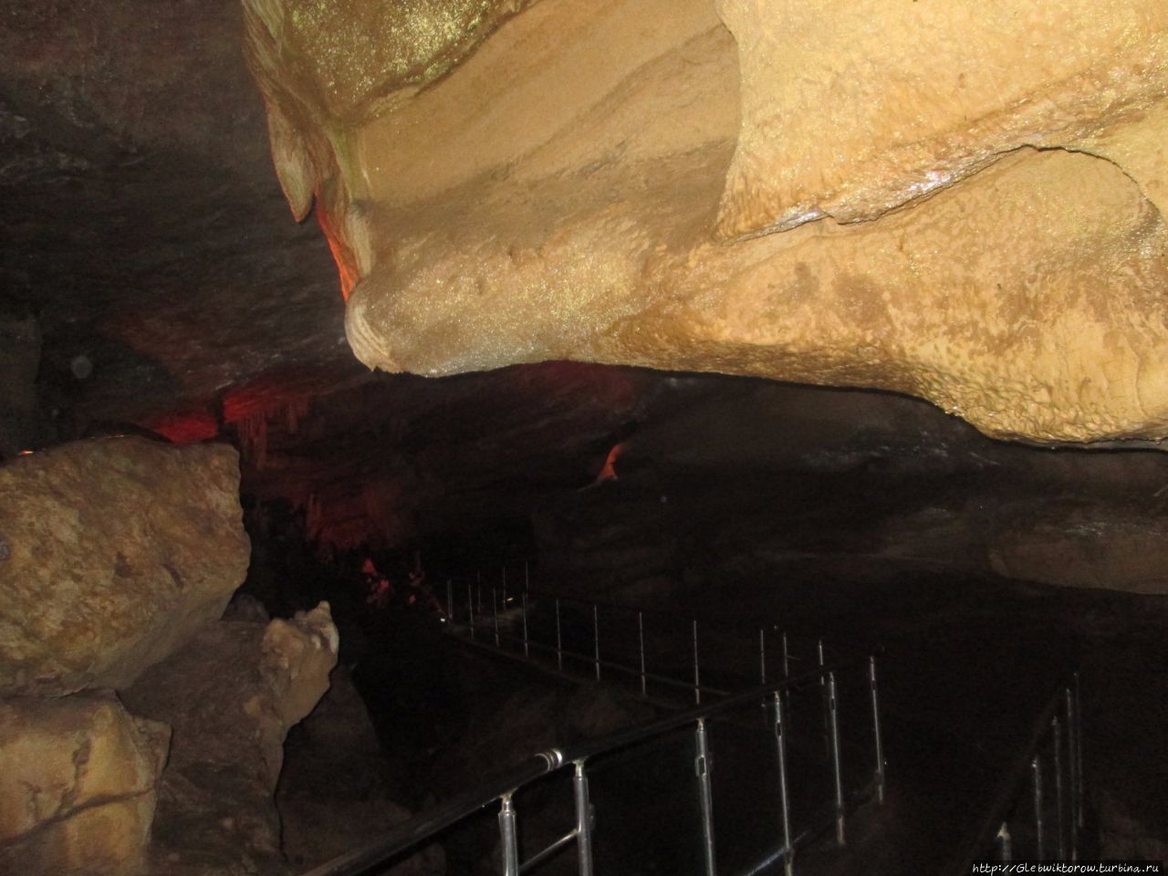 Прогулка по темной и мрачной пещере