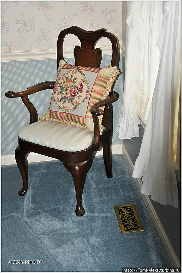 Вот она — под стулом у плинтуса...
*