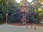 Скворечник в парке рядом с тропинкой в ботанический сад