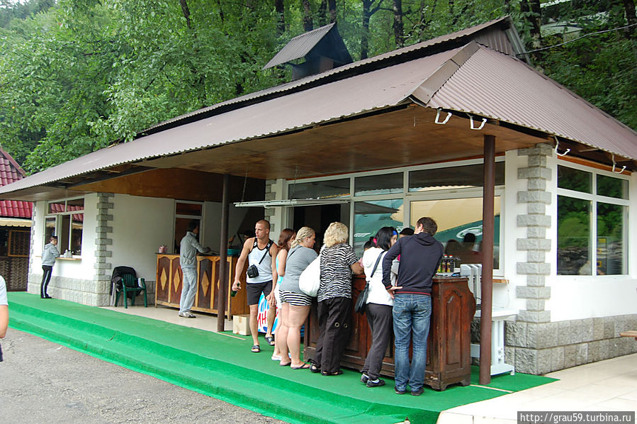 Кафе на берегу озера Рица Рица Реликтовый Национальный Парк, Абхазия
