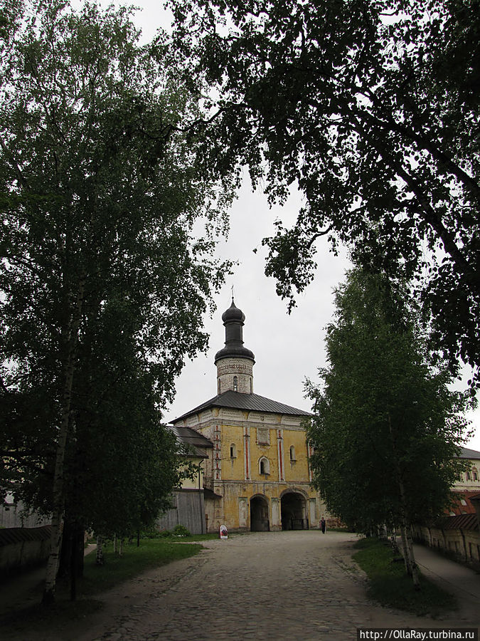 Святые ворота (1523г) с надвратной церковью Иоанна Лествичника (1572г), сооруженнаясна вклад сыновей Ивана Грозного царевичей Ивана и Федора. Поэтому ее главный престол и придел были освящены во имя тезоименитых царевичам святых Иоанна Лествичника и Федора Стратилата.
