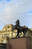 А вот  одна из четырёх «Аничковых лошадей».  С этими  скульптурами Клодта своя история — и тоже увлекательная.  Забавно, но этих коней регулярно дарили европейским правителям по самым разным поводам.