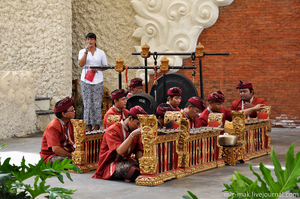 Как водится, объявление: «Выступает, вокально-инструментально-танцевальный ансамбль – «Балийские самоцветы»». Бали, Индонезия