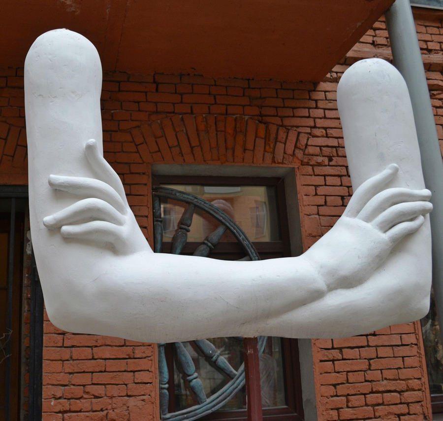 Такие же сложенные руки стали частью недавнего памятника Маркизу де Саду. Между руками — голова в клетке. Памятник находится во Франции.