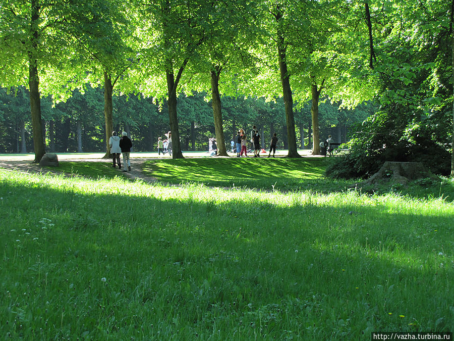 Просто люди гуляют по парку Копенгаген, Дания