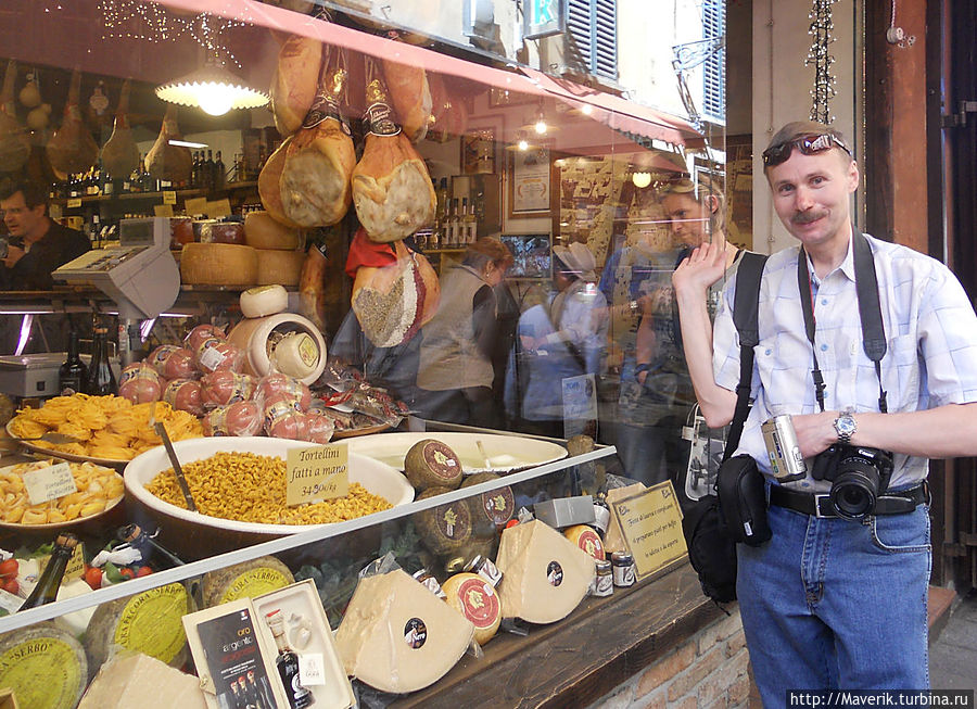 Перед нами типичная мясная лавка. 
Несколько улочек и переулков забиты исключительно гастрономическими магазинчиками, овощными, рыбными и мясными лавками. Болонья, Италия